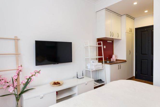 Designer Industrial-Chic Studio | Prime Jing'an Location | High-Floor with City Views