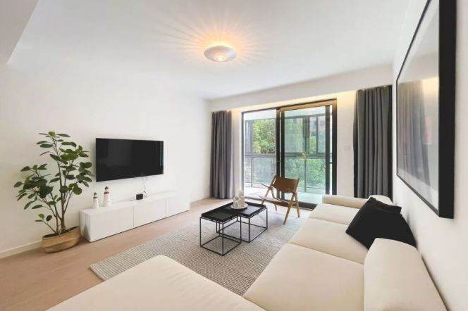 Modern 3brs with balcony and floor heating nearby west nan jing road CBD