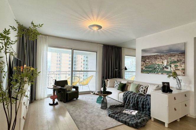 1Balcony, 3Br 2Ba 146Sqm, L2/11 Jiangsu rd.