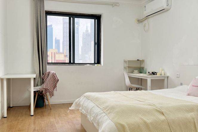 Master bedroom near West Nanjing rd, close to TJU, international roommates 