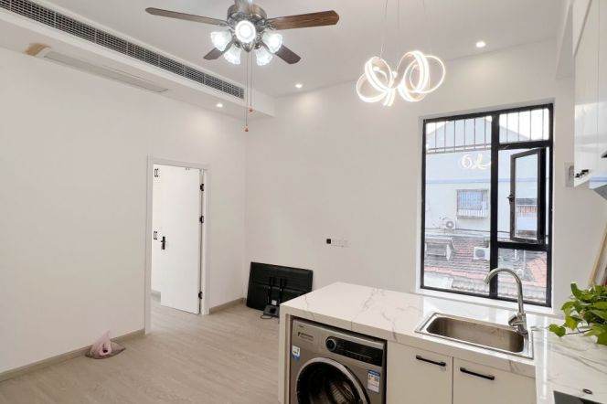 Bright Apt. w. Outdoor balcony near Line9/12 Jiashan Rd. 