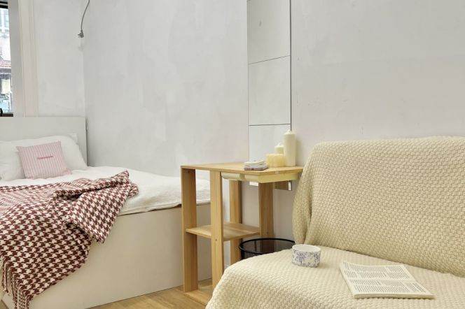 Bright room near West Nanjing rd,close to ECNU,with international roommates 