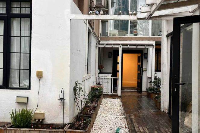 Secluded 2BR+Sunroom Garden Home Steps from Jing'an Temple