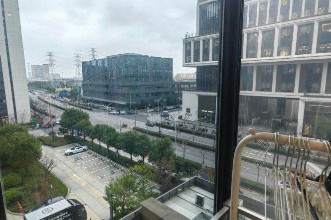 Bright 1 br next NYU shanghai ,4 mins walking to L6/8/11 Oriental sports center