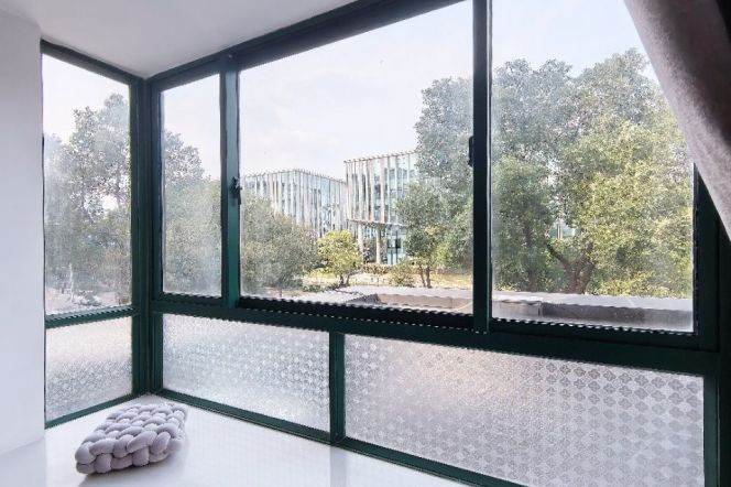 Renovated spacious 2br,close to Line 2