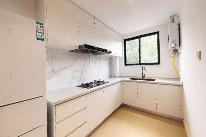 Renovated spacious 2br,close to Line 2