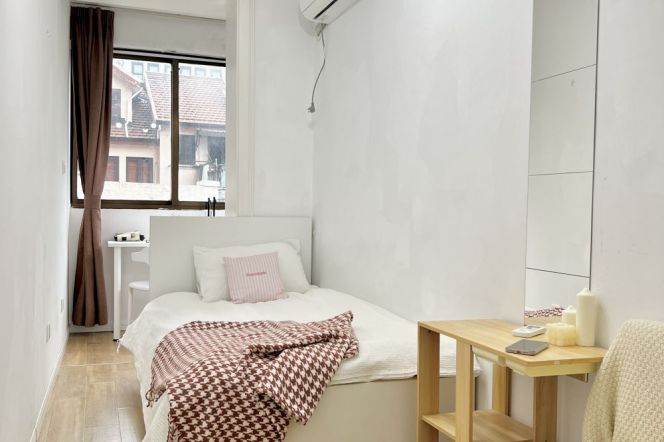 Bright room near West Nanjing rd,close to ECNU,with international roommates 