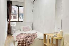 Bright room near West Nanjing rd,close to ECNU,with international roommates 