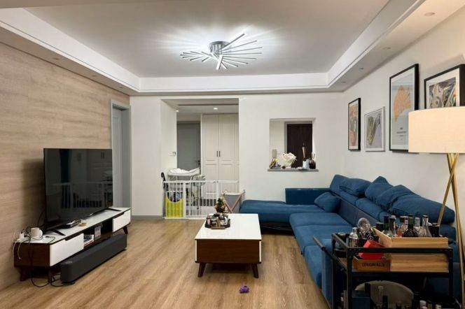 High end 3BR 2BA with huge terrace near Jing’an temple 