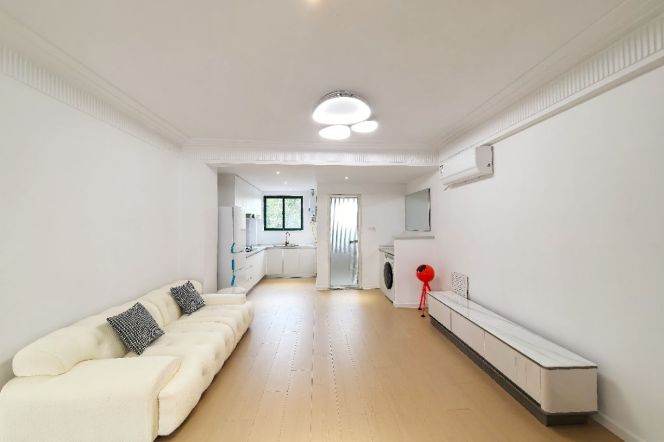 Renovated spacious 2br,close to Line 2