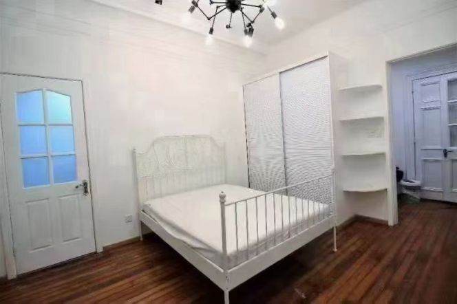 L2-7-14, Jing'an Temple, 90 square meters, large 1-bedroom with a terrace