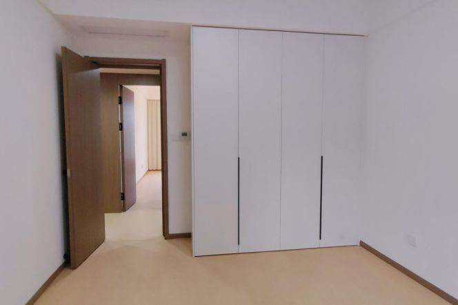 Spacious Modern 4 br with river view near West Bund,Xuhui. L 11 YunJin Rd st.