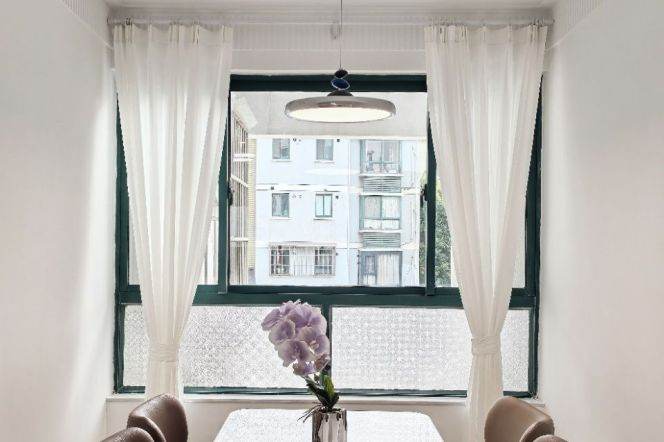 Renovated spacious 2br,close to Line 2