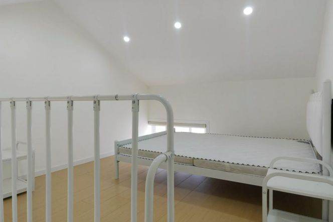 Cozy loft 1 br with 2 sides windows on ChangLe Rd .easy to L13 Middle HuaiHai Rd St.