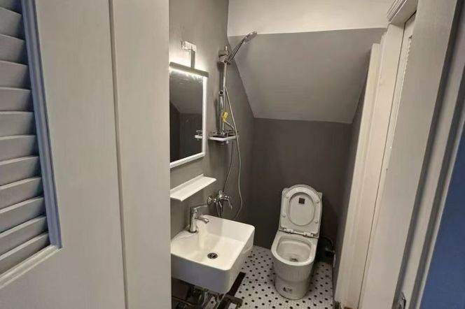 IAPM Circular Trade Zero Distance. The entire new building, with a pointed roof and high ceilings.