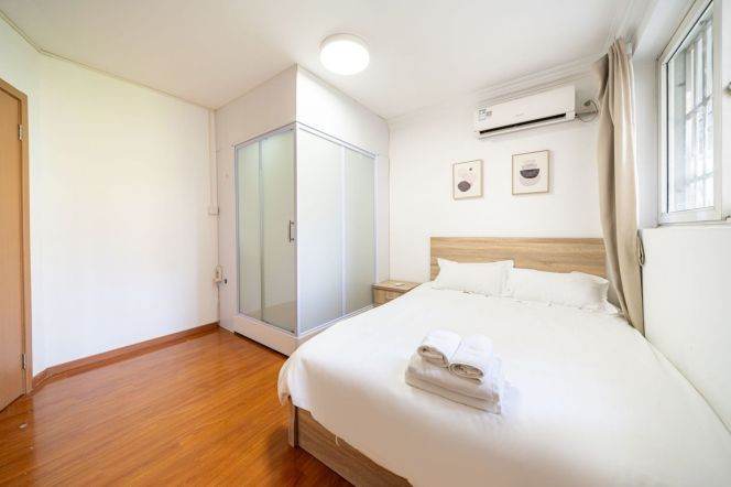 Premium Master Bedroom with En-suite Bathroom | Heart of Jing'An | Secure Shared Living