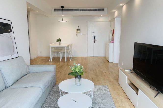 modern 2brs floor heating nice view in most popular compound Xujiahui line 1,9,11 only 14.5K