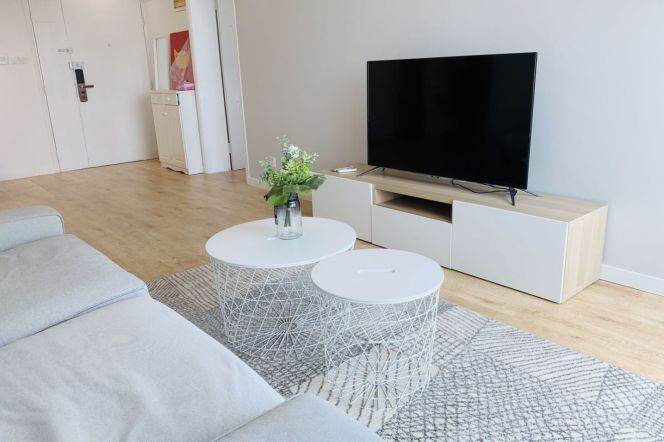 modern 2brs floor heating nice view in most popular compound Xujiahui line 1,9,11 only 14.5K