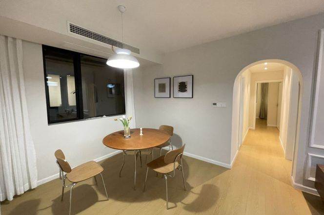 3 Brs, 2 Baths with Floor Heating, Central ac, Oven,130 sqm @ Xujiahui station L9