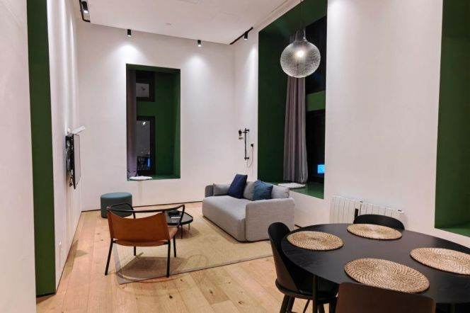 Good price 2 br 2 bath in ZhangJiang Area. 5 mins walking to L13 XueLin rd st