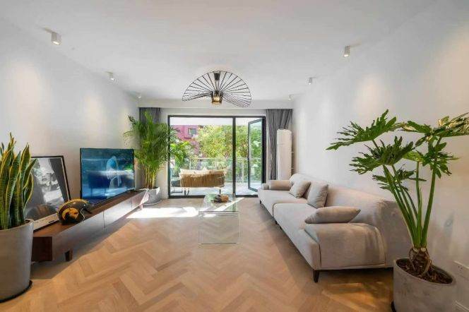 Modern 3BR with Floor Heating | 4min Walk to Wuding Rd Metro | Premium Jing’an Living