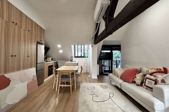 Very high ceiling 1BR +open balcony | Jing'an Temple and West Nanjing rd Mt