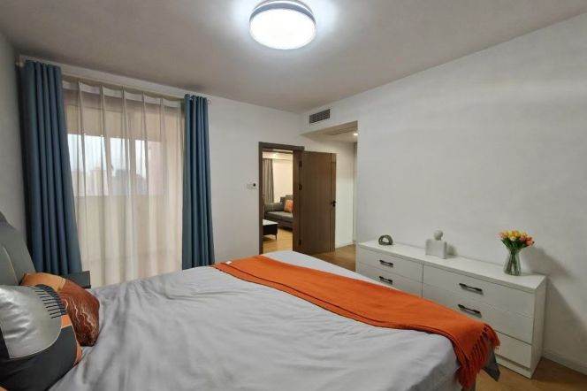 3 Brs, 2 Baths with Floor Heating/Central ac/Dryer, 130 sqm @ Hongqiao metro L10