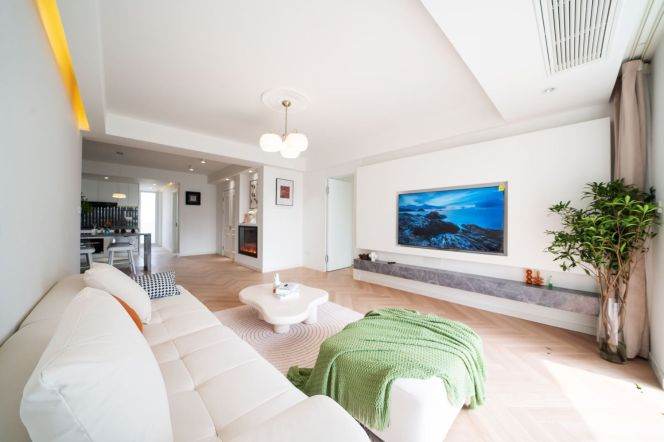 Spacious bright 3br/2bt@Changping rd with nice open balcony 