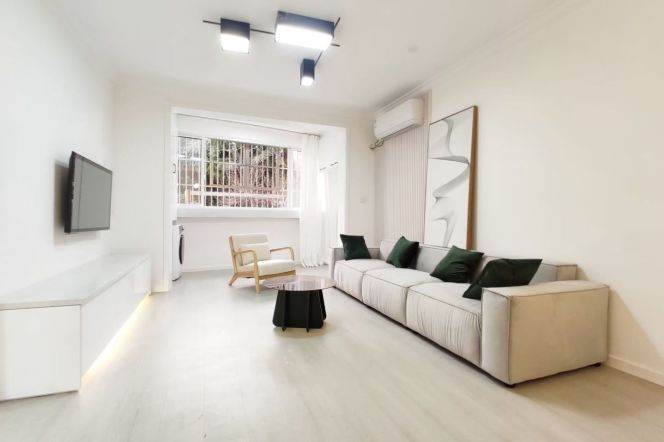 Spacious 2Br/2Lr/1Bt Close to L10/11 Jiaotong University Metro Station 