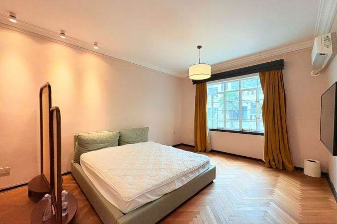 High-ceiling 3br with Floor heating near Line 2/7/14 Jing'an Temple St.