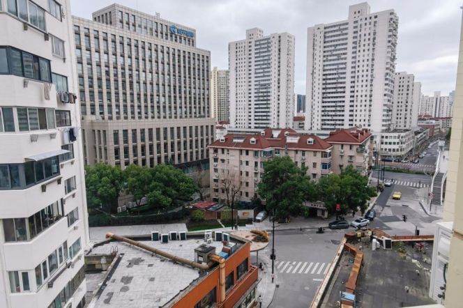 Good price 2 br with lift in Xuhui, easy to XuJiahui .L 3/4/10 HongQiao Rd st.+ L 1/9/11