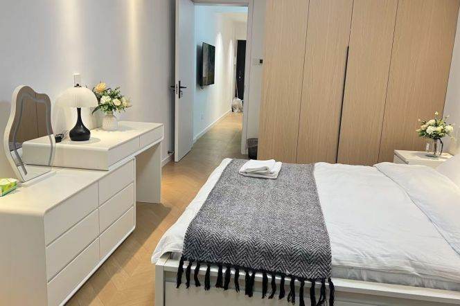 1 br near L9/L12 jiashan rd station+elevator