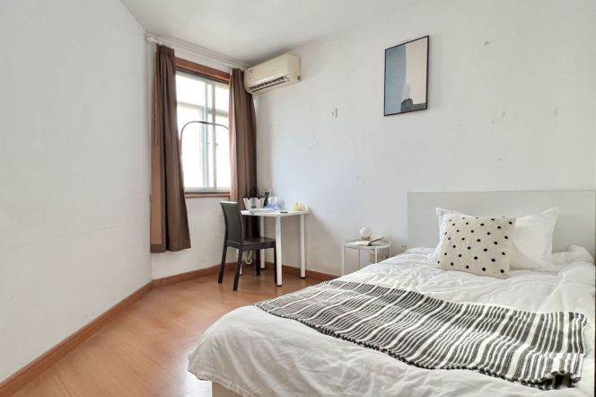 Cozy room near Jingan temple, close to SJTU, nice roommates,long/short lease 