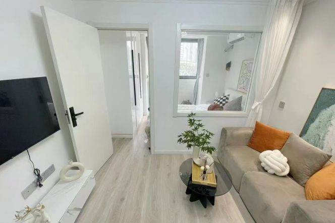 Modern 1Br/2Lr/1Bt 2mins walking Distance to L2/11 Jiangsu Rd Station 