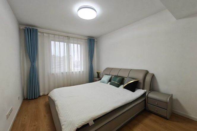 3 Brs, 2 Baths with Floor Heating/Central ac/Dryer, 130 sqm @ Hongqiao metro L10