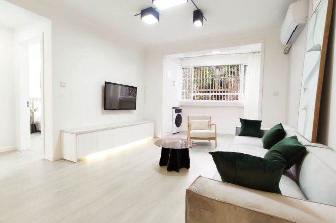 Spacious 2Br/2Lr/1Bt Close to L10/11 Jiaotong University Metro Station 