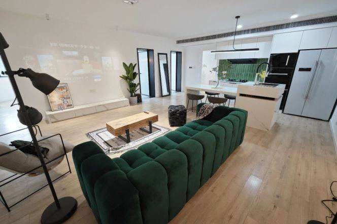 3 Brs, 2 Baths with Open Balcony, Floor Heating, Central ac, Oven, 150 sqm @ Dapuqiao station L9