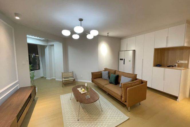 3 Brs, 2 Baths with Floor Heating, Central ac, Oven,130 sqm @ Xujiahui station L9