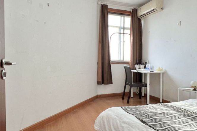 Cozy room near Jingan temple, close to SJTU, nice roommates,long/short lease 