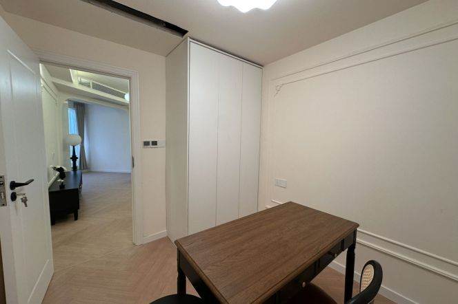 3 Brs, 2 Baths with Terrace, Floor Heating/Central ac/Oven, 120 sqm @ Yishan metro L9