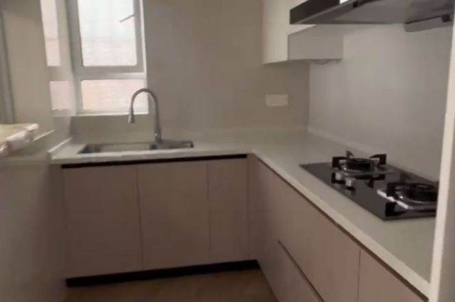 Renovated 1 br with private yard,close to Jiaotong,Line 10