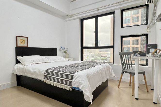 Bright room near Hanzhong rd, close to TJU, short/long lease available now