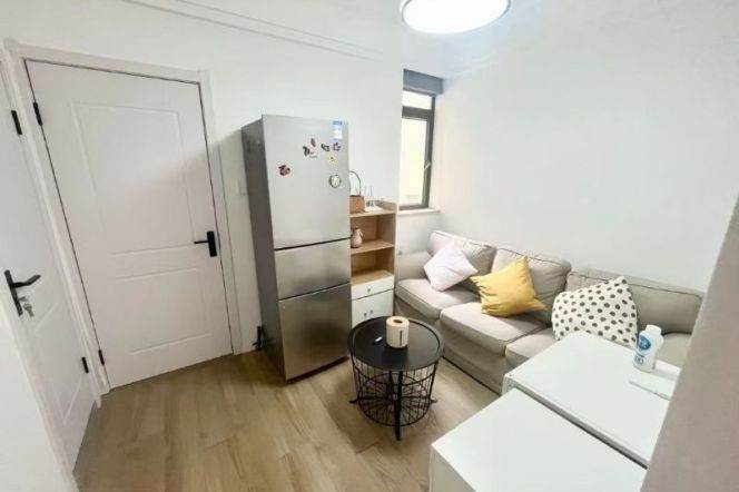 High value/cozy 1br 1lr/all bright room/balcony,Dong'an rd@L4/7