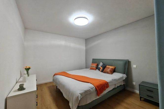 3 Brs, 2 Baths with Floor Heating/Central ac/Dryer, 130 sqm @ Hongqiao metro L10