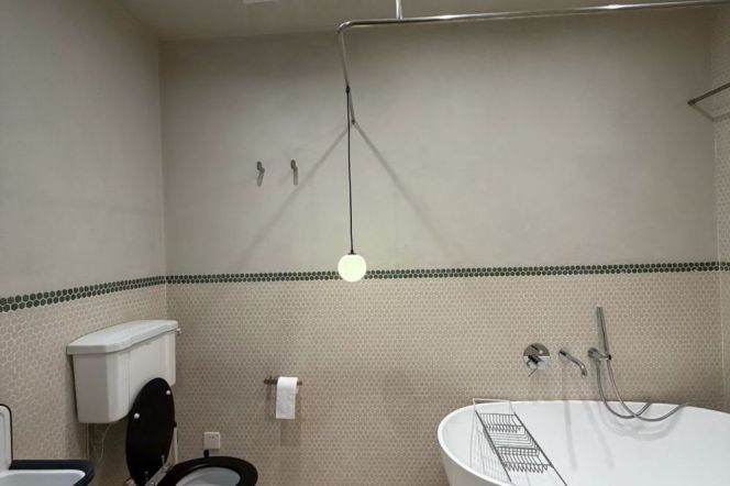 1 Large Br with Terrace, 90 sqm, Old Apt @ West Nanjing metro L2