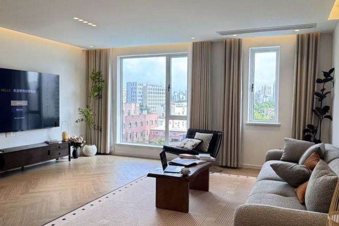 Spacious Residence on South Wulumuqi Rd: Prime 190sqm 3+1BR High-Rise  