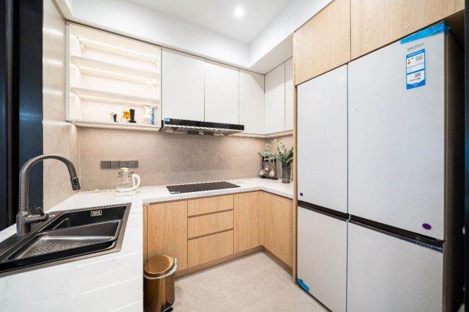 modern 3brs floor heating modern furniture near People square line 1,2,8 only 18.3K