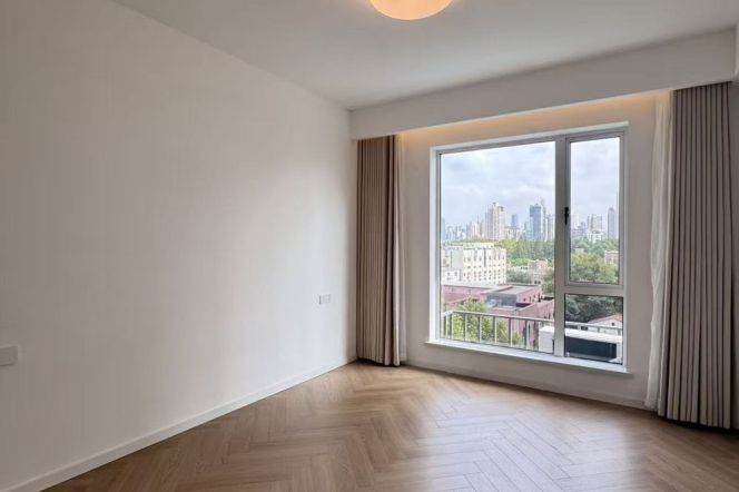 Spacious Residence on South Wulumuqi Rd: Prime 190sqm 3+1BR High-Rise  