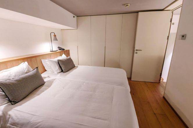 Good price 2 br 2 bath in ZhangJiang Area. 5 mins walking to L13 XueLin rd st