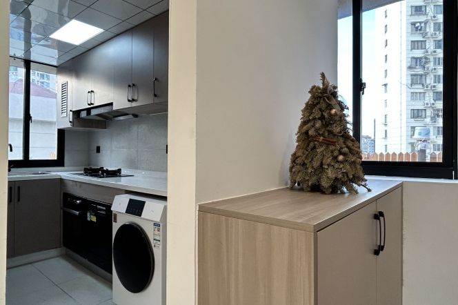 1Br with terrace | Changshou rd metro L7&13 | Top floor | Elevator 11.9K